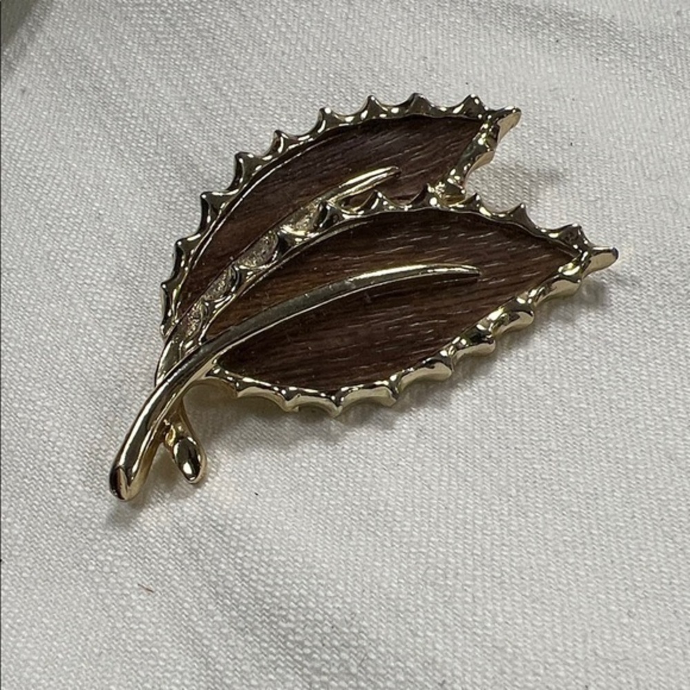 Vintage Sarah, Coventry “Wooden Beauty”Gold Tone, And Faux Wood Brooch